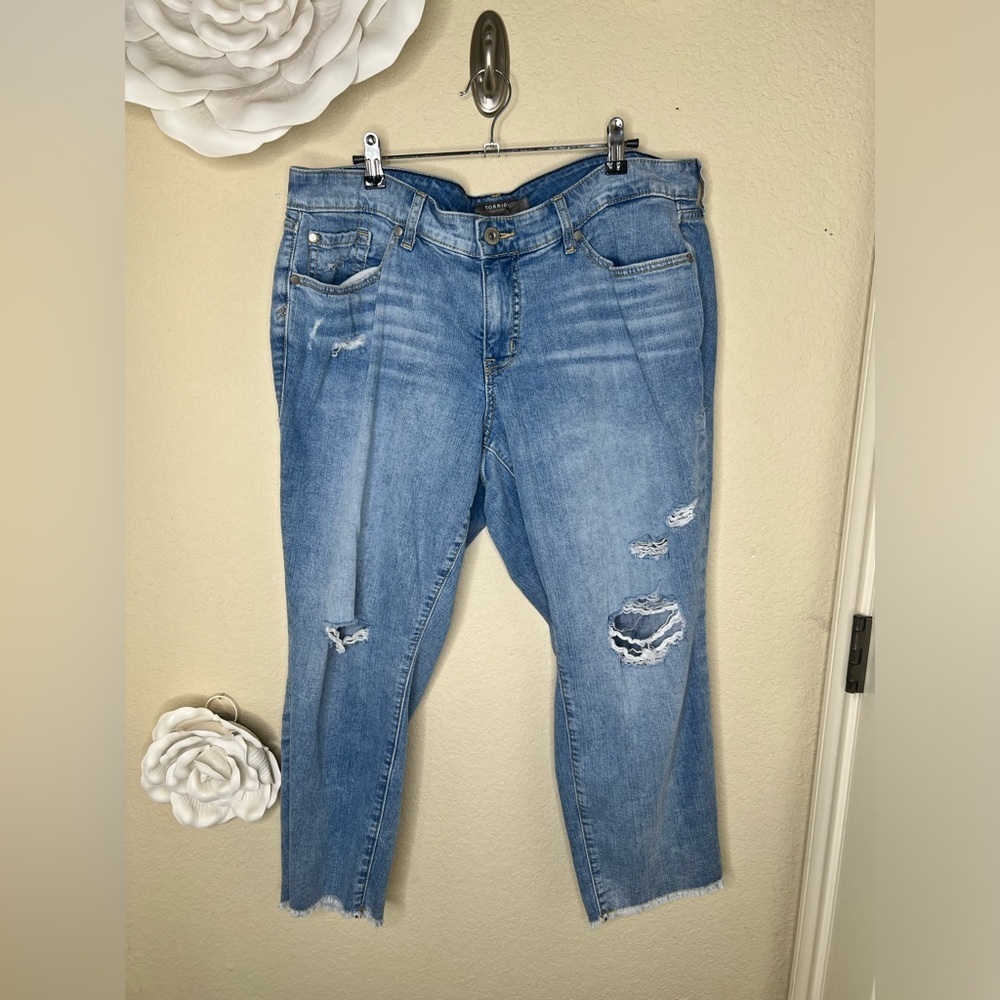 Torrid Boyfriend Cropped Distressed Raw Hemline Mid Rise Jeans Sz 12